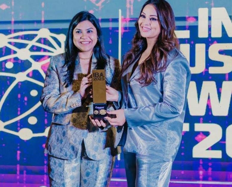 Dr. Gargi A. Jaitleey सम्मान प्राप्त करते हुए