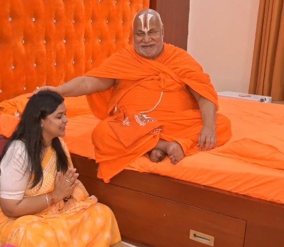 Dr. Gargi A. Jaitleey आशीर्वाद लेते हुए